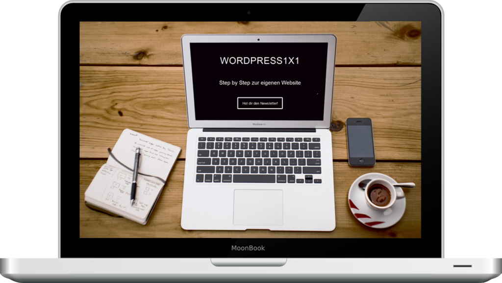 Headerbild der Webseite in einem Laptop. Zu sehen ist ein Mac mit einem Kaffee, Smartphone und Notizbuch auf einem dunklem Holztisch